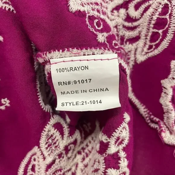 Solitaire Short Sleeve Scallop Hem Magenta Ivory Floral Embroidered Top Small - Picture 6 of 6